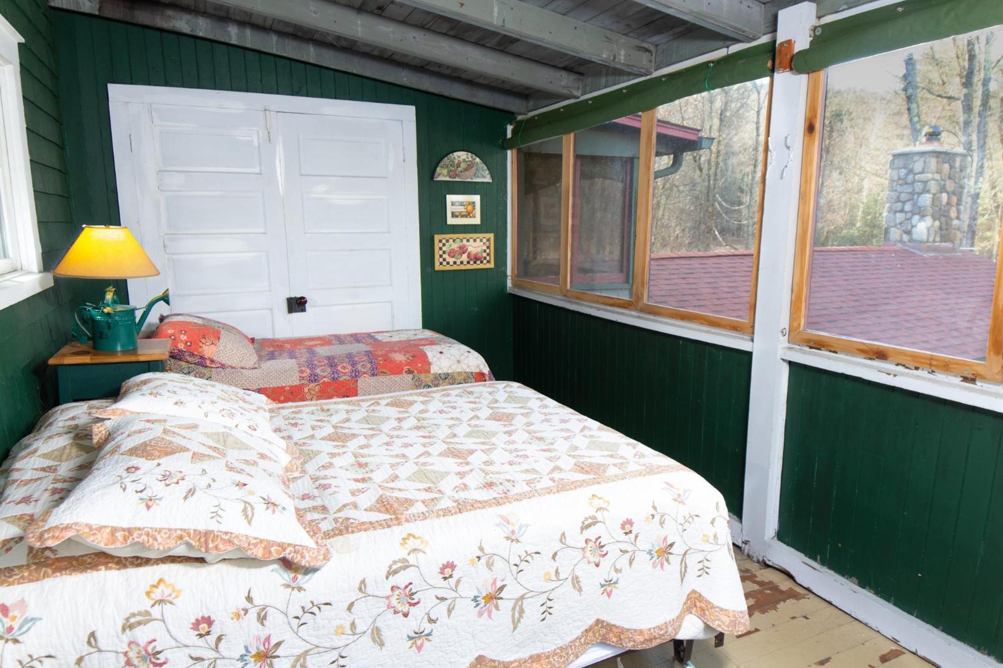 Trails End Inn Keene Valley Екстериор снимка